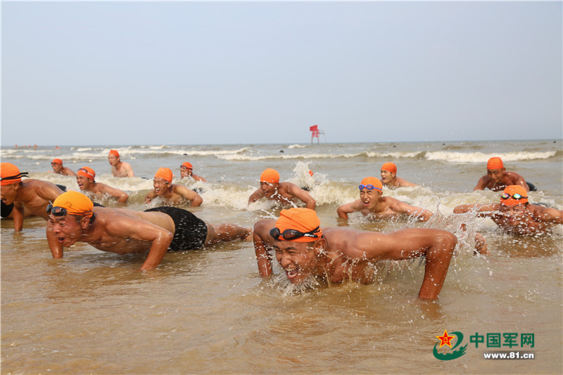 烈日下暴晒海水里打滚第54集团军某旅官兵黄海海训