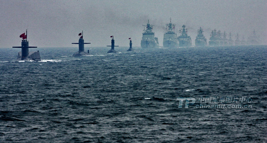 潜艇,水面舰艇参加海军成立60周年海上阅兵. 乔天富 摄