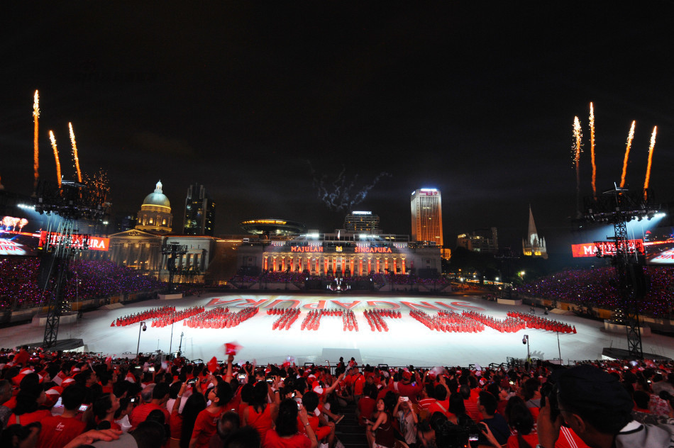 这是8月9日在新加坡旧政府大厦大草场拍摄的新加坡国庆庆典现场.