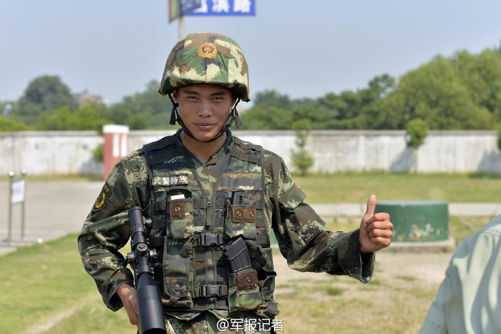 组图武警神射手迎来三伏大考