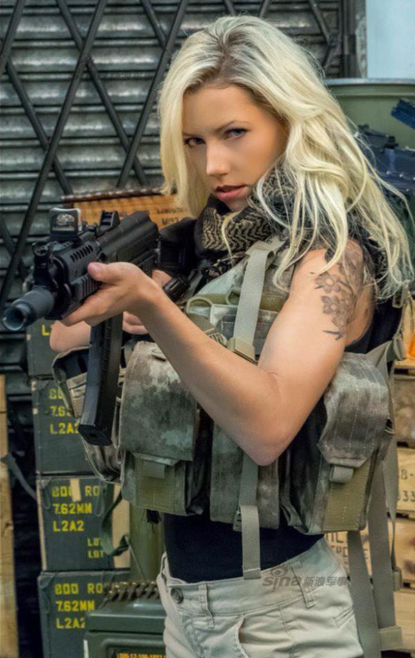 美国网友晒超性感美女私照貌美爱玩枪