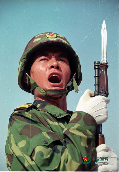 1999年国庆50周年阅兵中的某集团军步兵方队士兵威武雄风.乔天富 摄