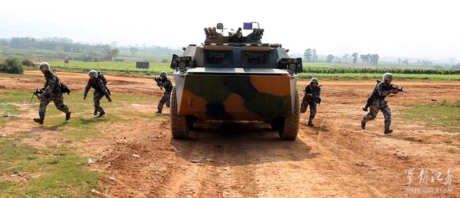 解放军92b轮式装甲车野外高强度训练