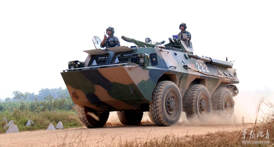 解放军92b轮式装甲车野外高强度训练