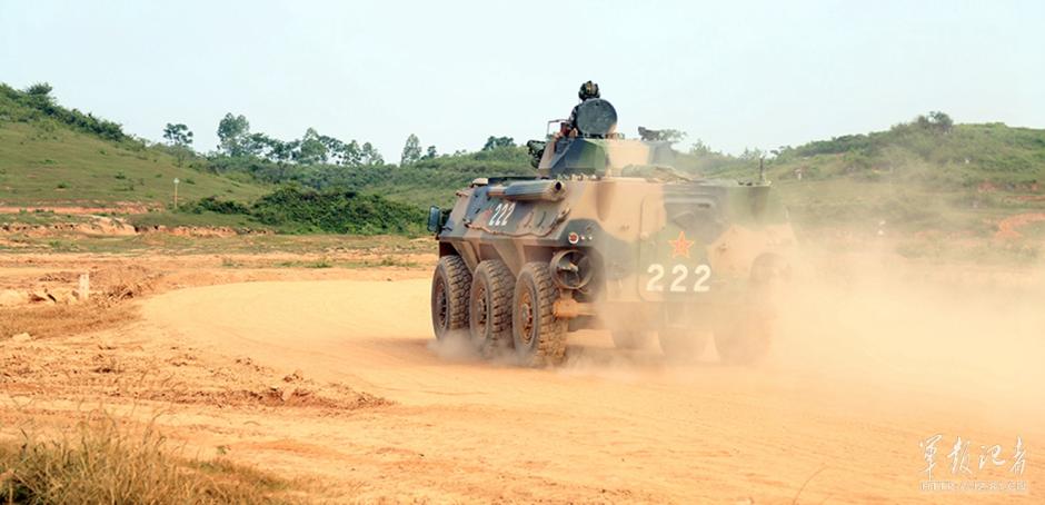 解放军92b轮式装甲车野外高强度训练