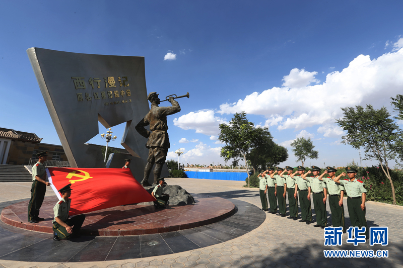 武警官兵在小号手的雕像前重温入党誓词