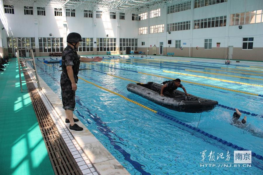 另类武装泅渡解放军室内游泳池乘充气艇