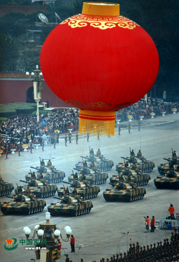 1999年国庆50周年阅兵,我军中型主战坦克方队通过天安门广场.