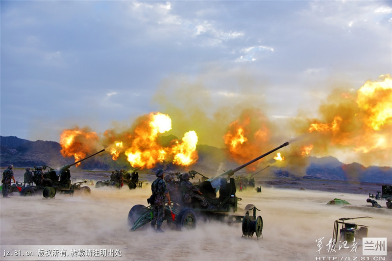 解放军高炮团30小时高密度演练耗弹千发炮火连天
