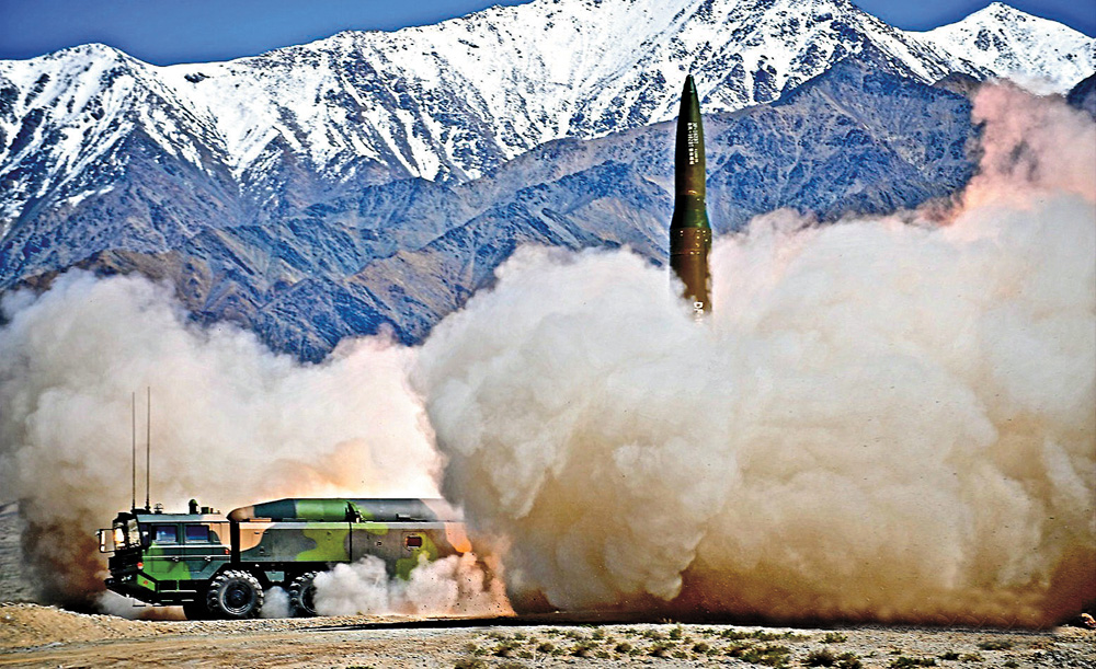 二炮部队疑似新型东风16战术导弹高清照曝光(资料图)