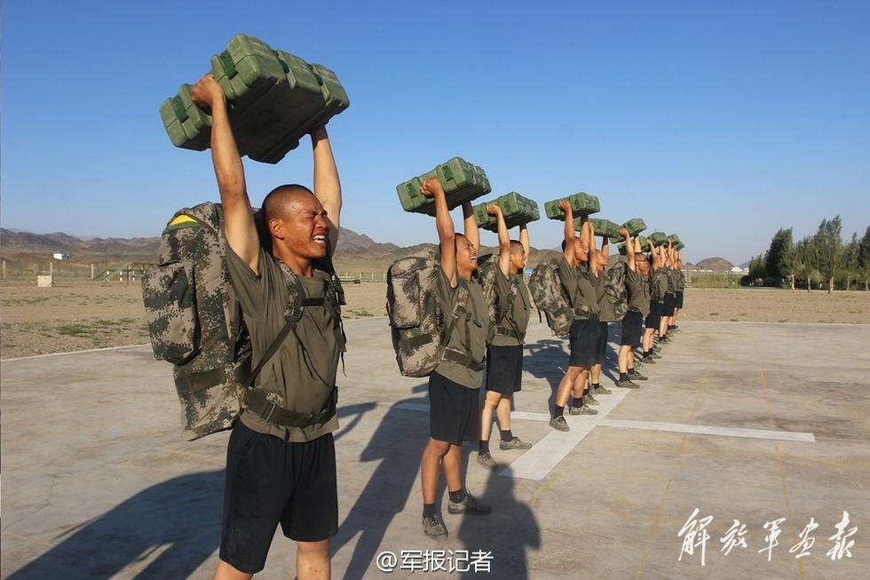 组图解放军边防兵进行负重体能训练