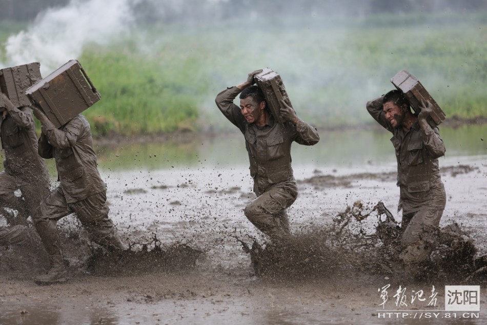 解放军特战分队魔鬼训练 泥潭里打滚峭壁上攀岩(图)