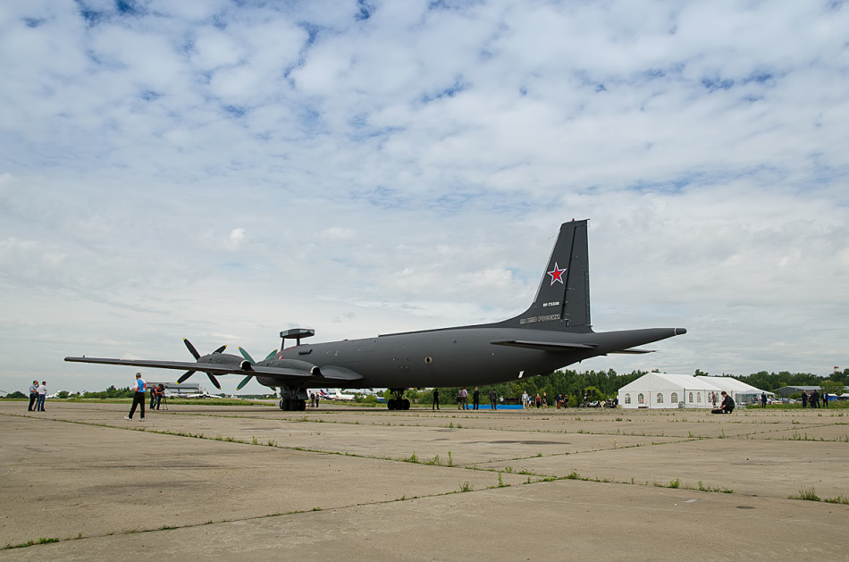 俄军接收第5架伊尔38n反潜机招待宴会食物精致