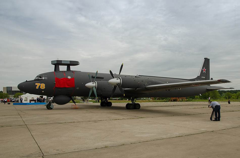 俄军接收第5架伊尔38n反潜机招待宴会食物精致