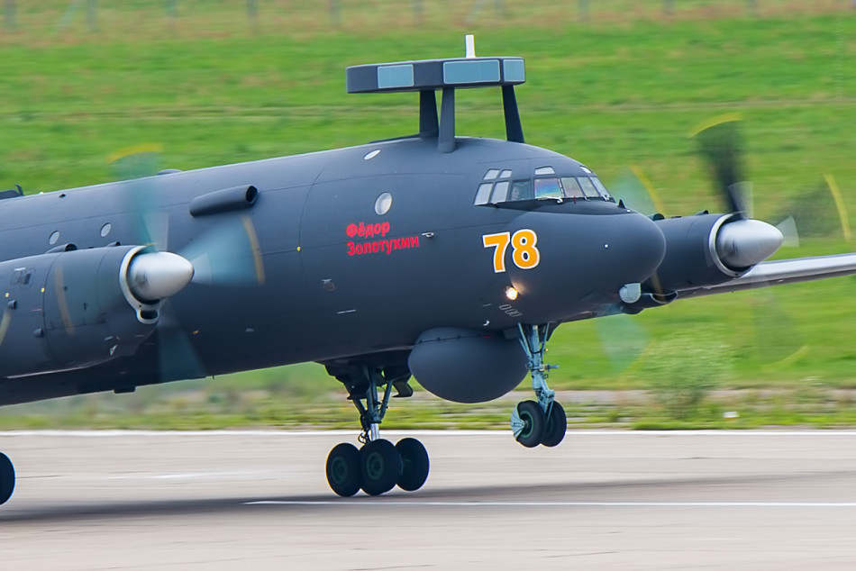 俄军接收第5架伊尔38n反潜机 招待宴会食物精致