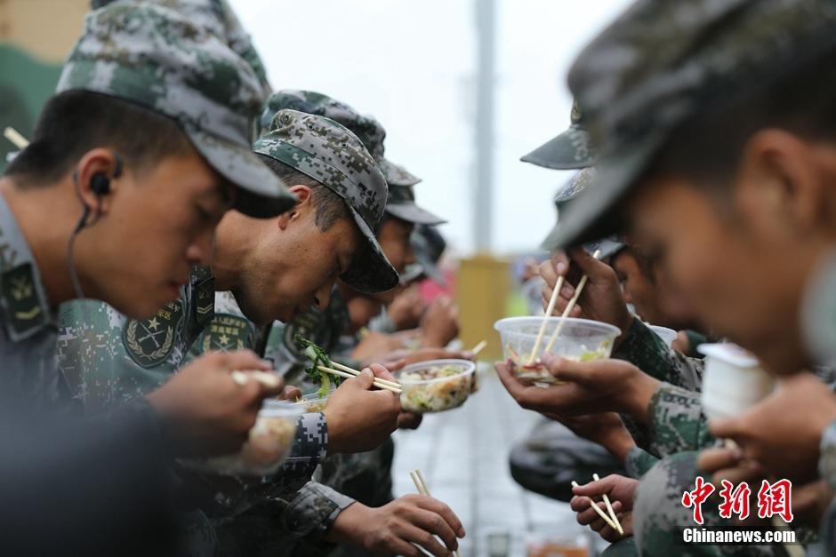 阅兵基地24小时受阅士兵5点出发炊事班3点做饭