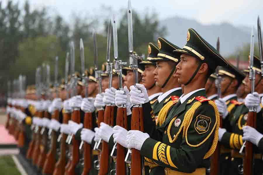 升旗仪式护卫方队正在行举枪礼.亓全 摄新华网消息:国旗,国家的象征.