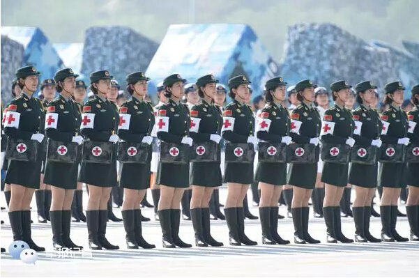 跟拍受阅漂亮女医疗兵训练一天再苦也值得