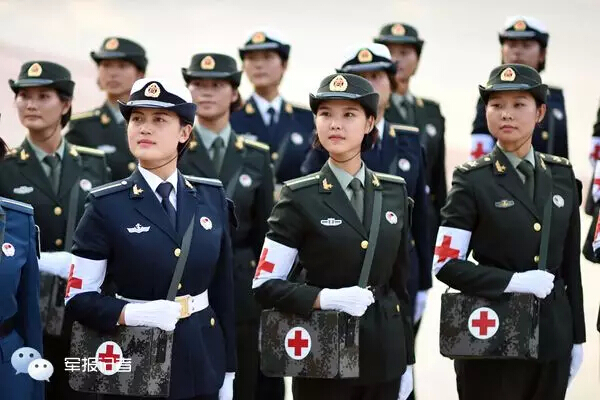 跟拍受阅漂亮女医疗兵训练一天再苦也值得