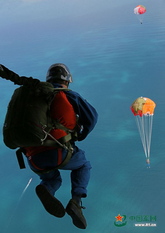 海军首次圆满运用某型直升机保障飞行员海上跳伞训练
