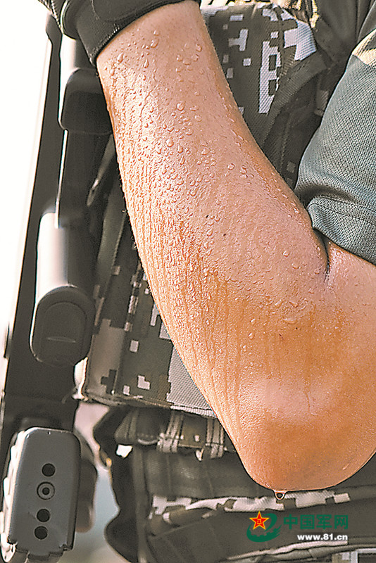 军人的汗珠,是缤纷的花朵,在梦想里绚烂绽放.