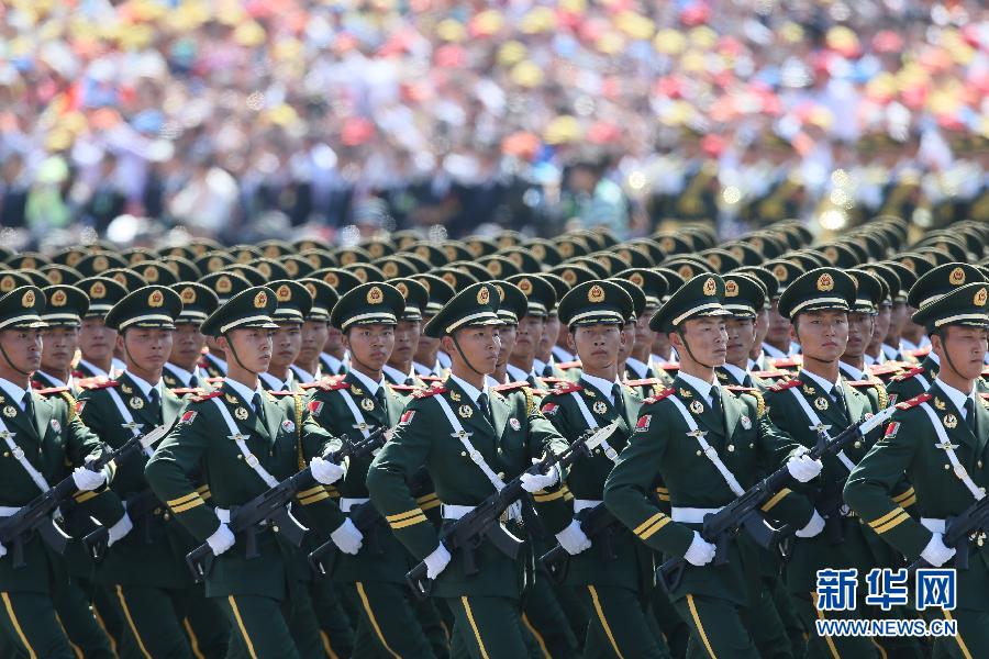 纪念抗战胜利70周年大会在京举行武警部队抗战英模部队方队接受检阅