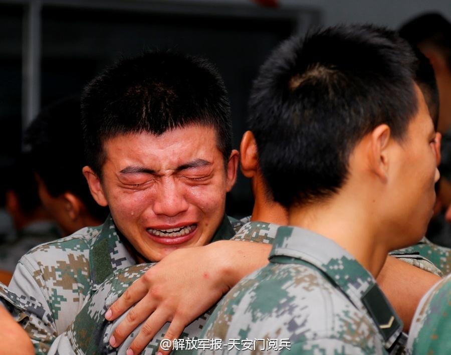 义务兵首次9月退伍铁汉落泪