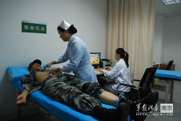 第101医院为受阅英模部队方队30名官兵体检