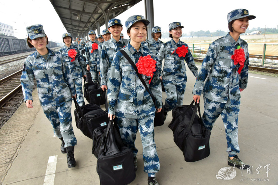 成空首批俏丽女新兵入营带着一堆化妆品与古筝