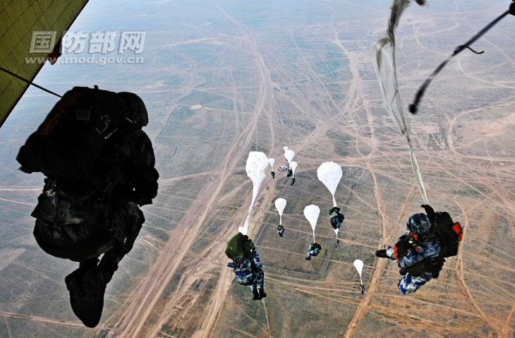 中国空降兵成立65周年:第一代女伞兵旧照曝光