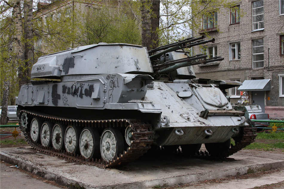 俄罗斯3cy-23-4式23毫米四管自行高射炮系统