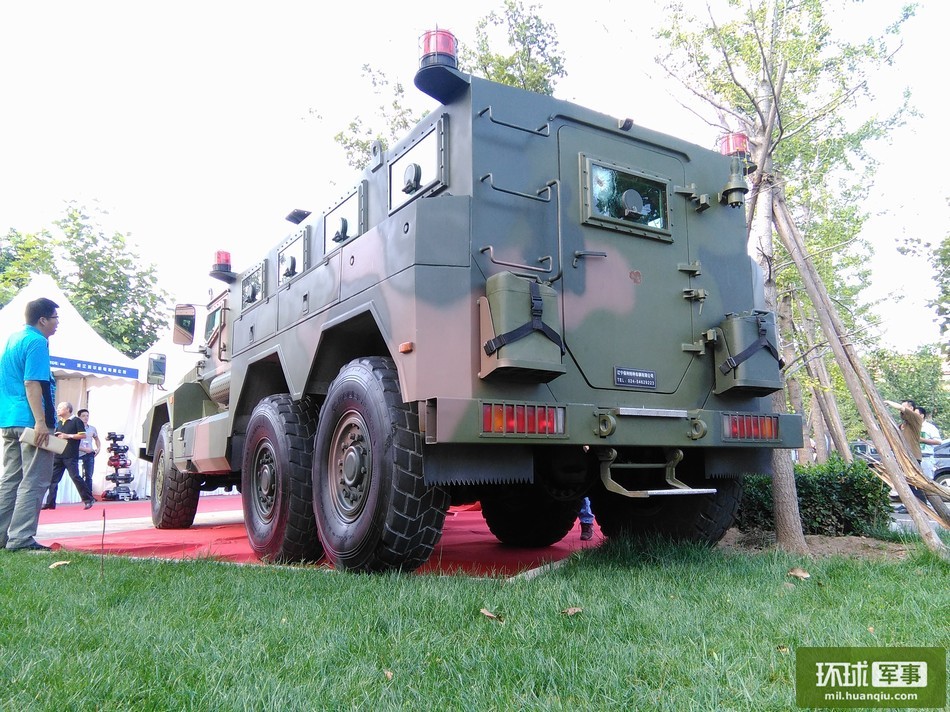 国产防雷车展示超强防弹效果