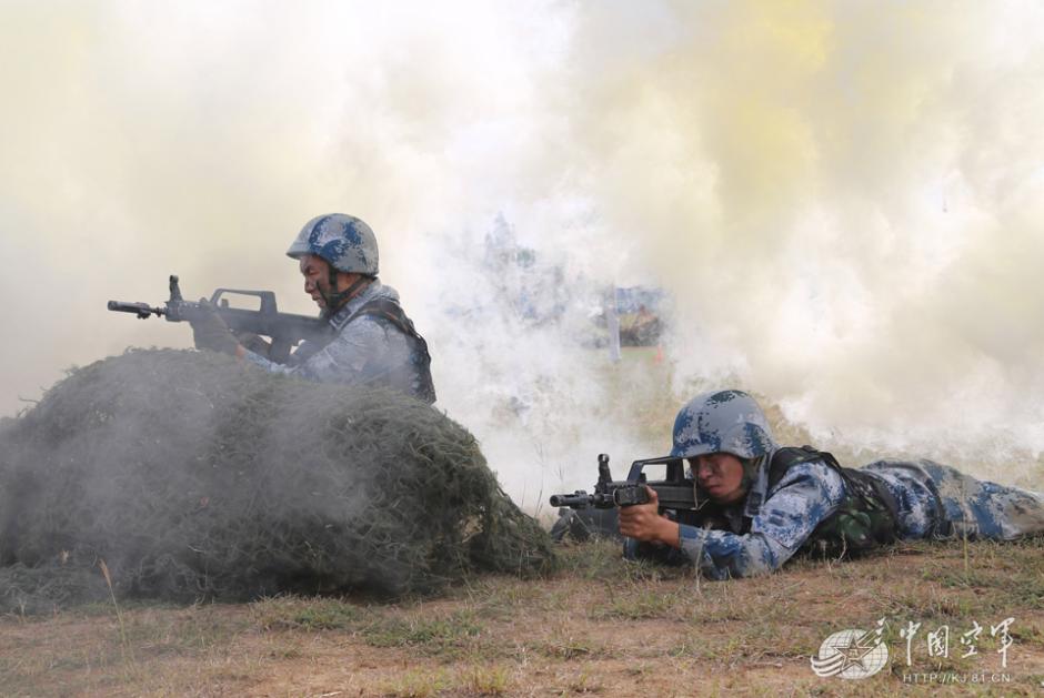 空降兵开火冲破封锁 蒙眼绝活惊呆新兵