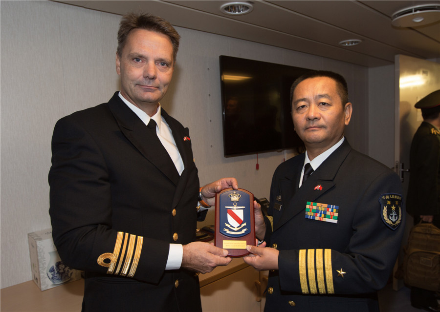 编队官兵参观丹麦海军f361舰时,舰长向编队指挥员王建勋赠送纪念品.
