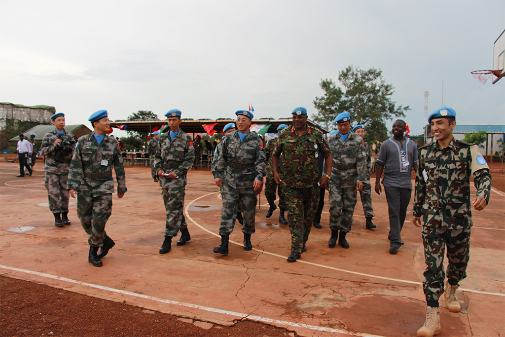 第14批赴南苏丹(瓦乌)维和部队举行升国旗仪式庆祝祖国66华诞