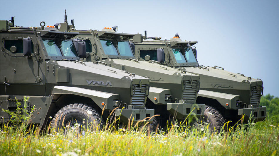 组图:中美俄军车暴力测试 车身弹孔密集浓烟四起