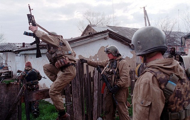 在2002年的车臣战争中,俄罗斯的特种部队在追捕叛军.(资料图)