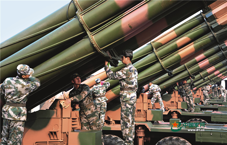 54军远火部队打炮很准发射12发火箭弹全部命中