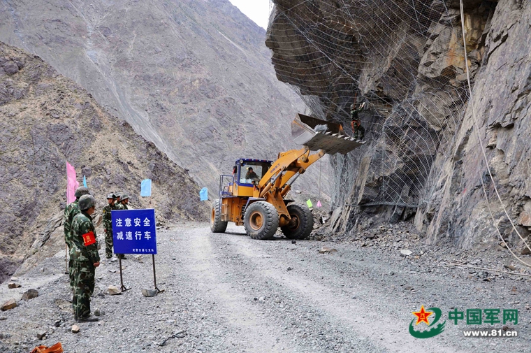 武警交通部队筑路官兵:1.2万公里路情注天山