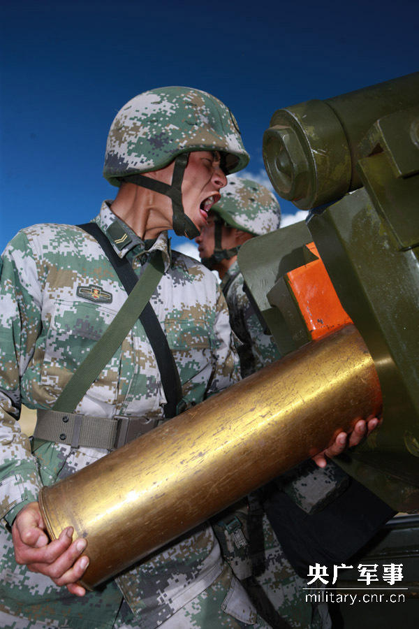 组图成都军区某炮兵团川西高原实战演练数炮齐发