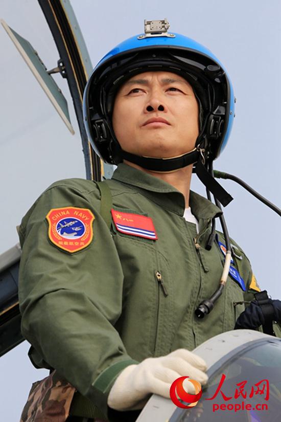 高清:实拍"飞鲨"英雄戴明盟 中国舰载机首飞第一人 -新华时政-新华网
