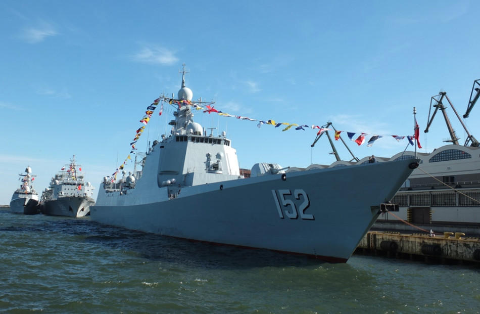 组图:我海军新锐隐身舰队出访霸气照