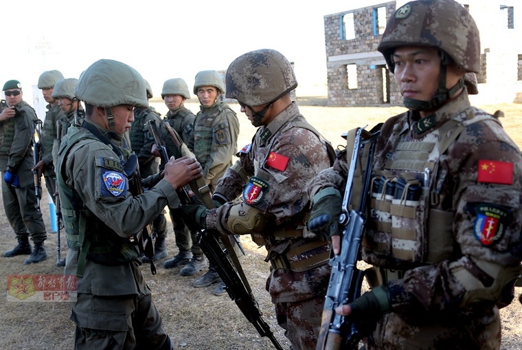 "猎鹰—2015"中蒙特种部队混编成组共同训练