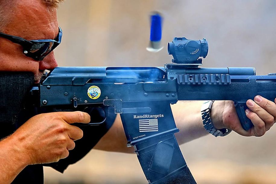 单手换弹匣!霰弹枪大赛金发美女怒射