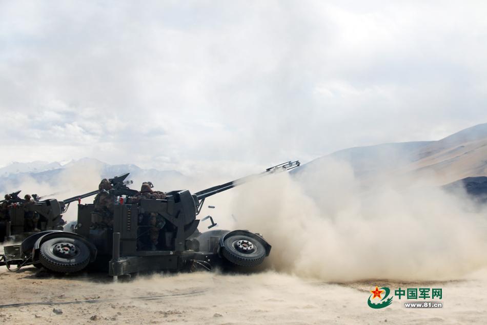 组图:雪山脚下 解放军高炮团实弹射击