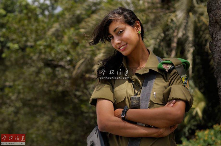 以色列高颜值女兵背枪不怕裸 倒挂炮管玩