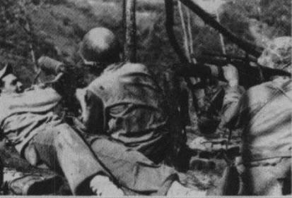 在山冈防守的美海军陆战队队员,装备M1917A1水冷式重机枪(左)和配装4倍瞄准镜的斯普林菲尔德兵工厂生产的M1903步枪(右)