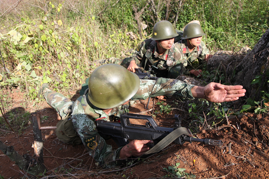 武警8754部队瞄准战场练硬功