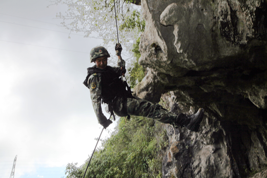 武警8754部队瞄准战场练硬功