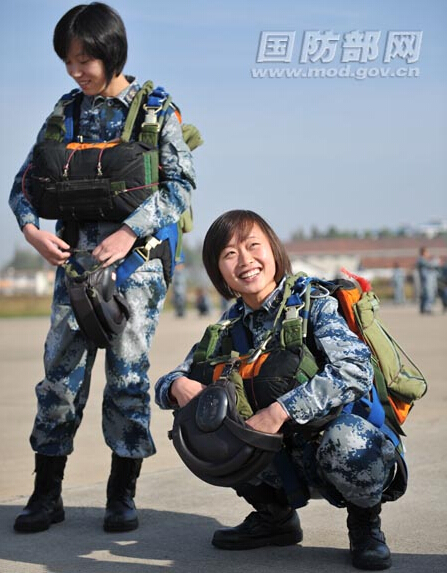 蓝天绽放:中国女空降兵训练精彩瞬间